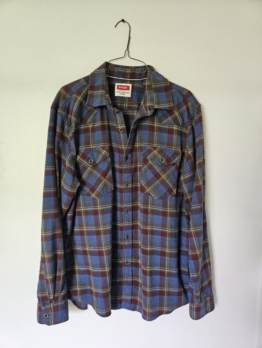 Wrangler Men's Blue Plaid Long Sleeve Flannel Button-up Shirt, Large